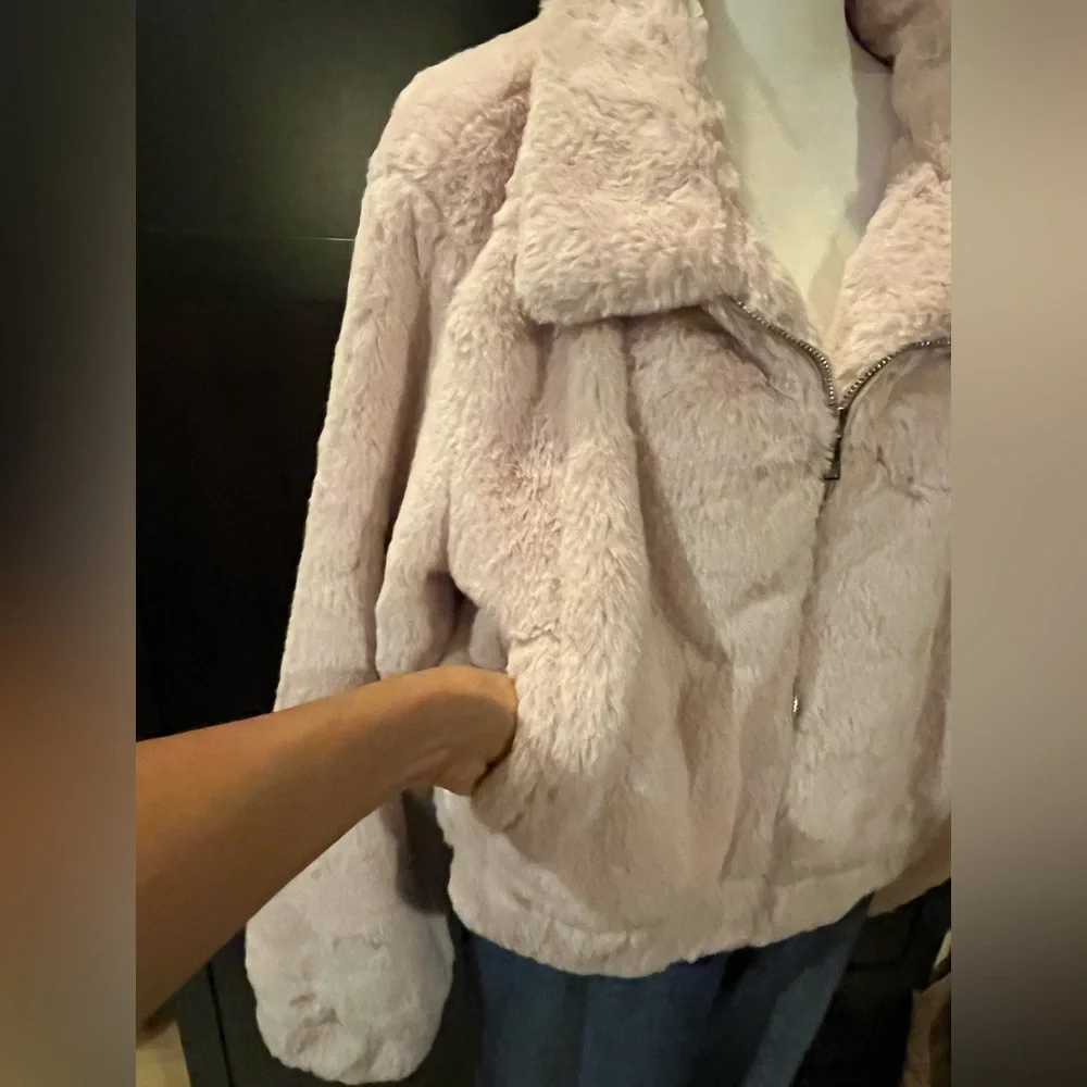 Faux fur cropped jacket. Front zipper, 2 pockets. Subtle pink. Size L. NWT - Picture 5 of 11